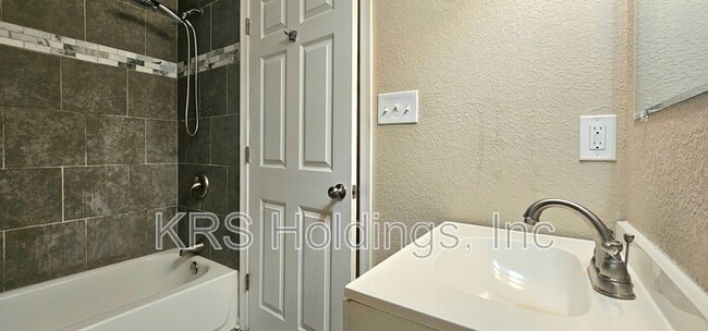 Building Photo - 15 Lucas Dr