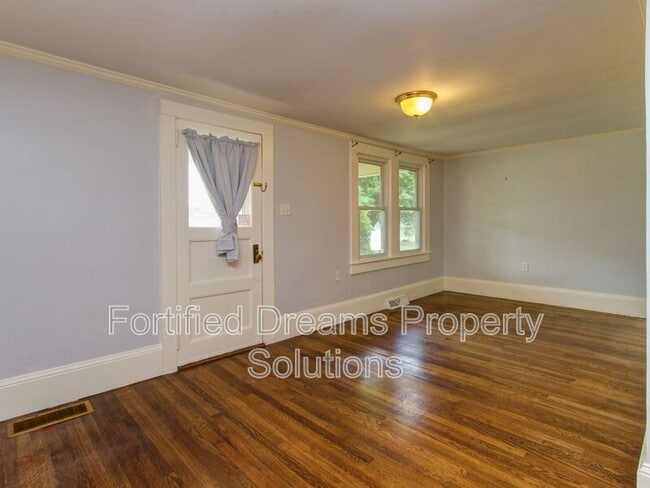 Building Photo - 7507 Greenlawn Dr