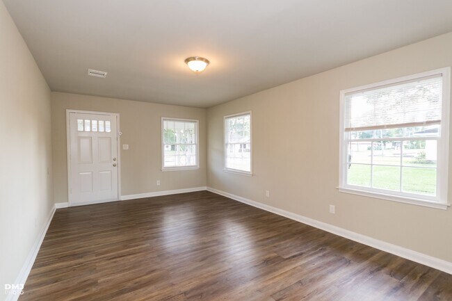 Building Photo - Broadway 2556-2558