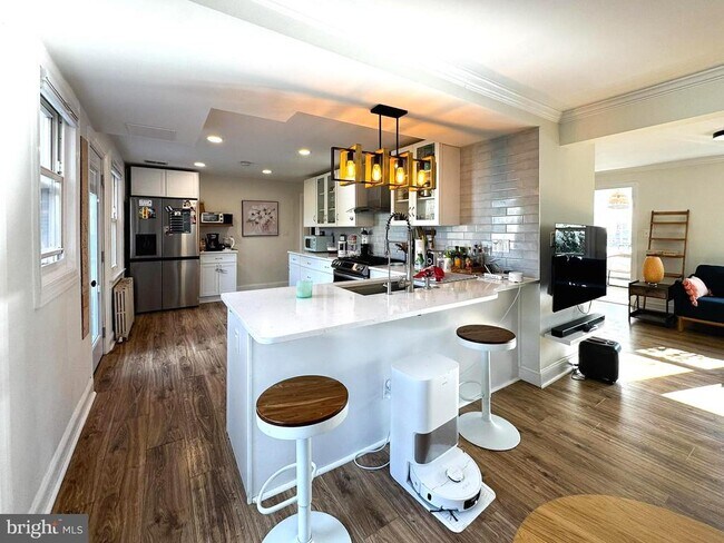 Building Photo - 10712 Warwick Ave