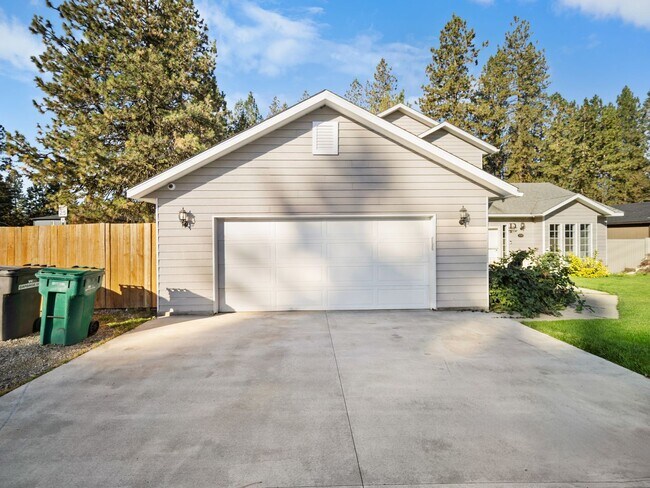Building Photo - Spacious Home with Fenced Yard & Garage – ...