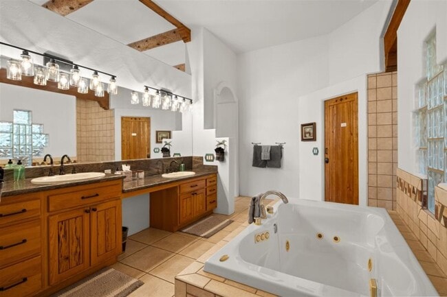 Building Photo - Breathtaking Luxury Home Basking in Sedona...