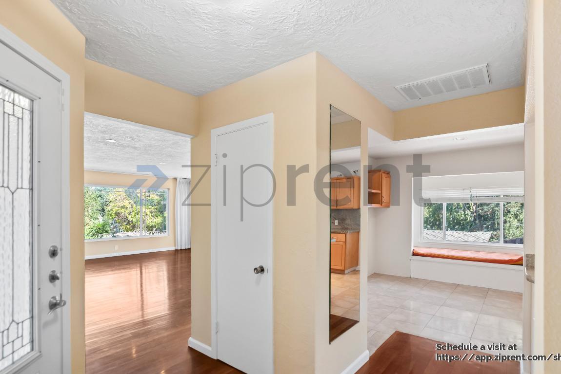 Building Photo - 10609 Creston Dr