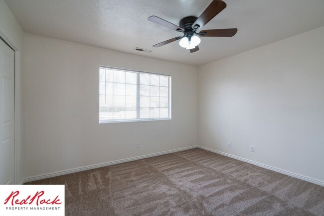 Building Photo - 2 Bedroom Townhome Available