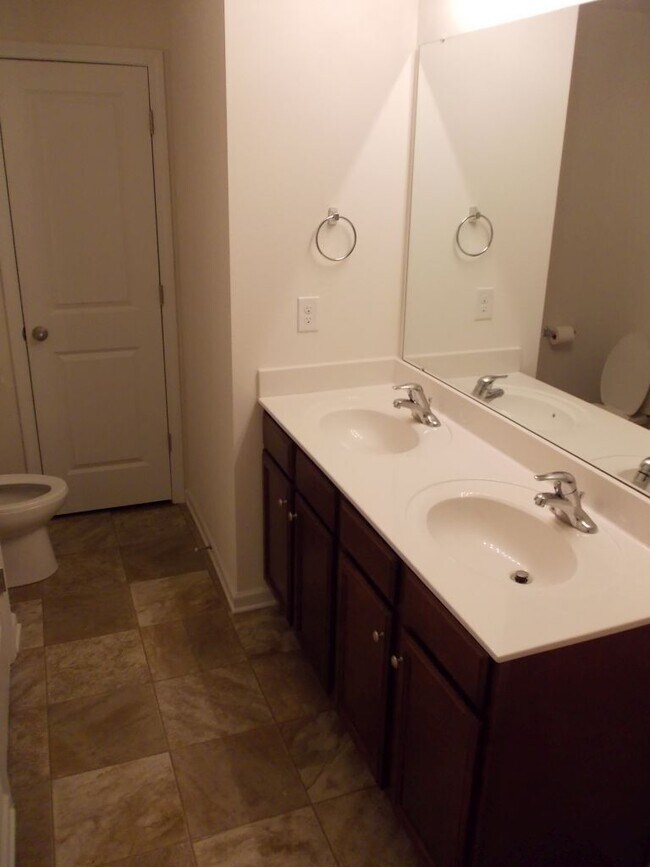 Building Photo - 2528 Walnut Forest Dr