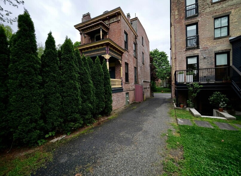 Building Photo - 4 Grand St
