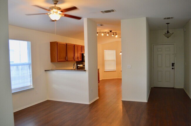 Building Photo - Charming 3 bed 2 bath home in Converse, TX