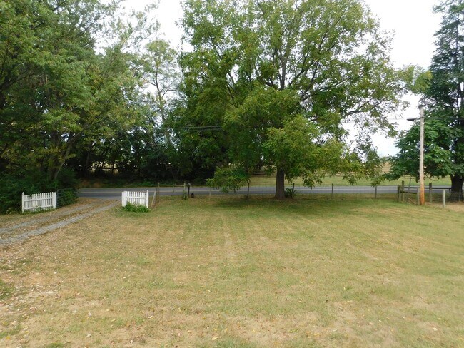 Building Photo - Country Living!