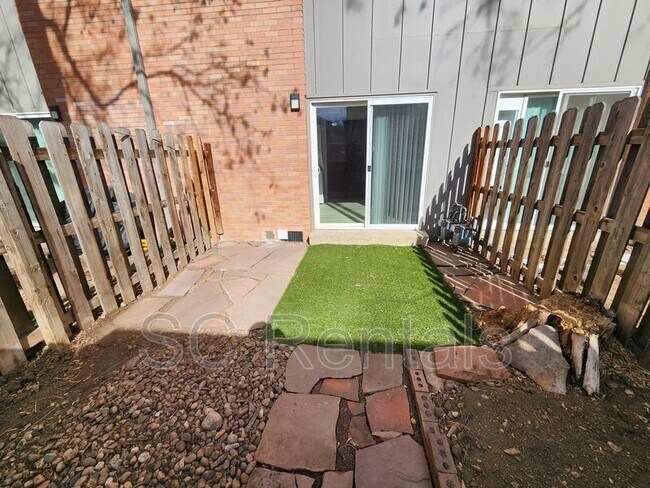 Building Photo - 526 S Howes St