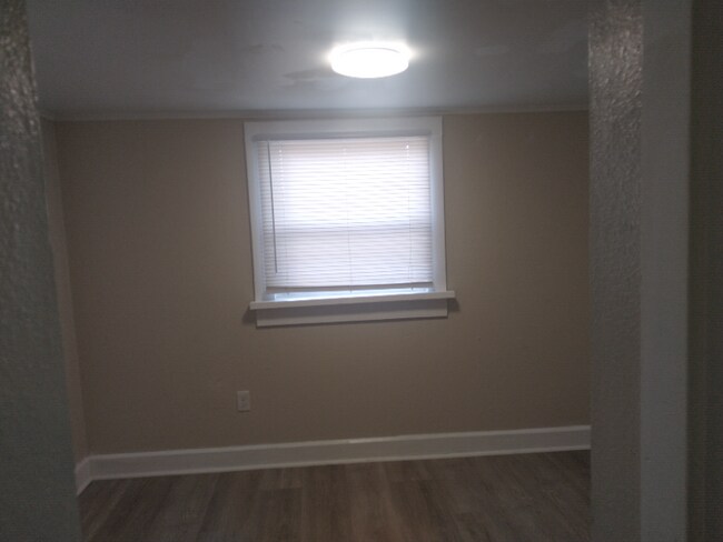 Building Photo - 905 E Osborne Ave