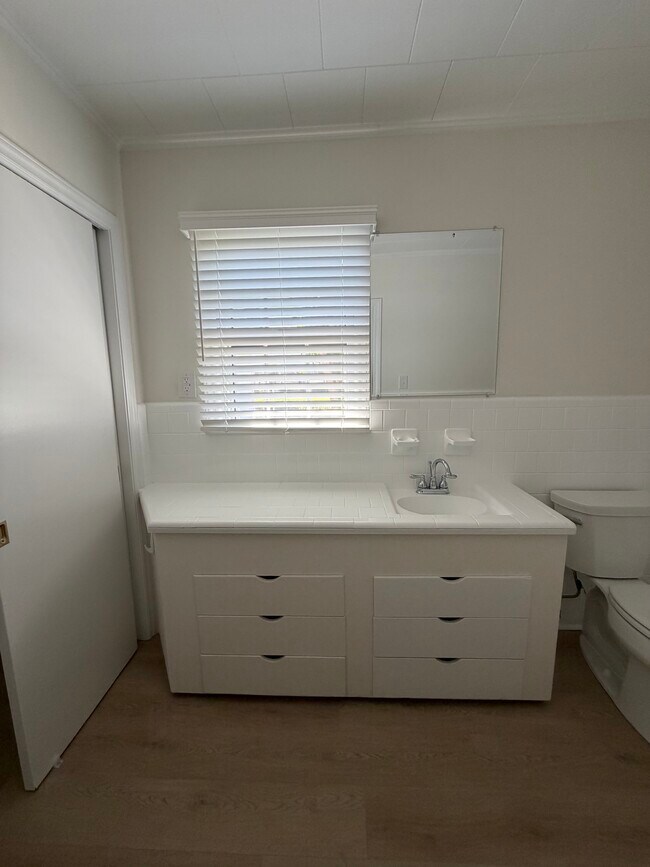 Building Photo - 305 12th Ave