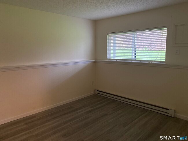 Building Photo - 925 Oronoke Rd