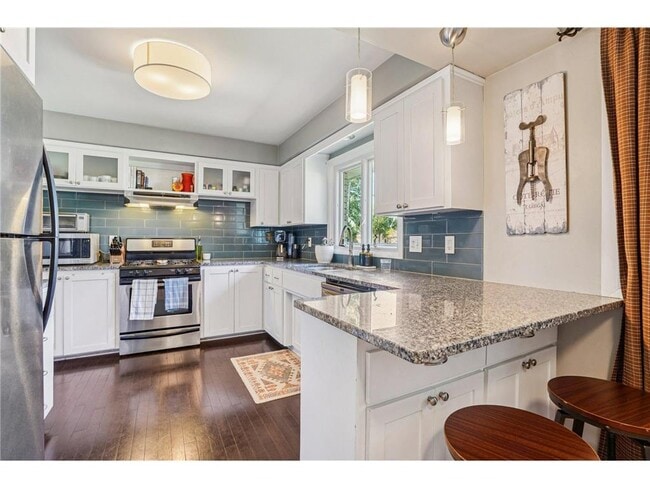 Building Photo - 901 W 61st St