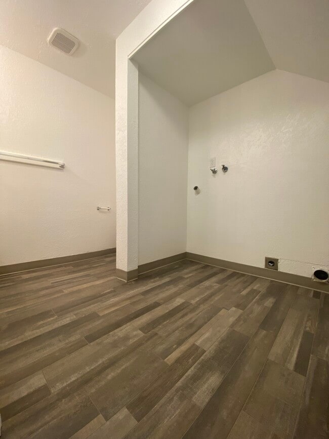 Building Photo - Beech Place Duplex