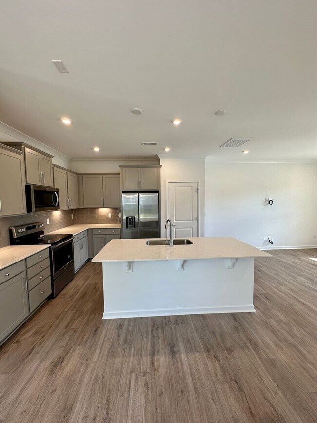 Building Photo - 2BR/3BA End Unit Townhome in Pringle Towns