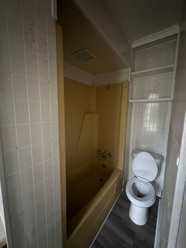 Building Photo - Akron Single-Family Home *ACCEPTING VOUCHERS*