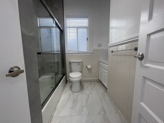 Building Photo - 1062 Washington St