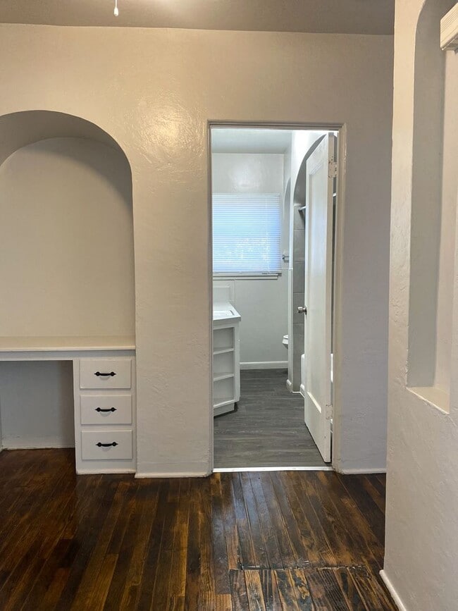 Building Photo - Lovely 2-bdrm./1-bath home with bonus room available now!