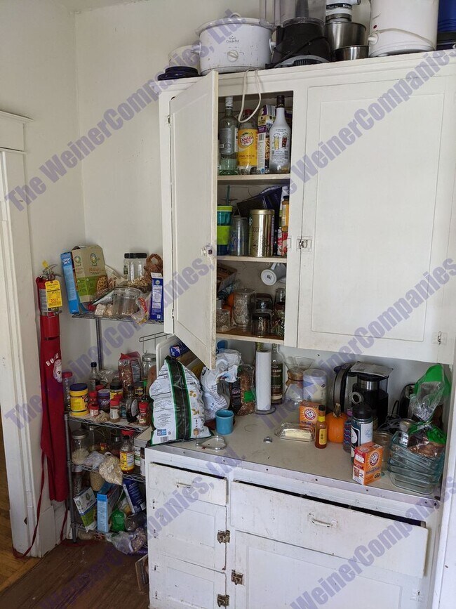 Building Photo - Charming 2-Bedroom House with Front Porch ...