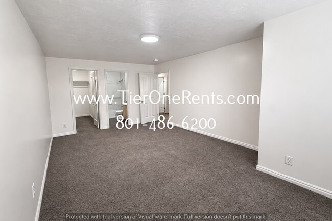 Building Photo - ** Limited Time Offer ** $500 OFF your first month's RENT!