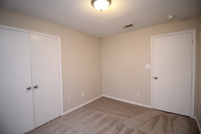 Building Photo - Updated 3BR/1BA Home – Fresh Paint, New Floors & Fenced Yard – HUD/Section 8 Accepted