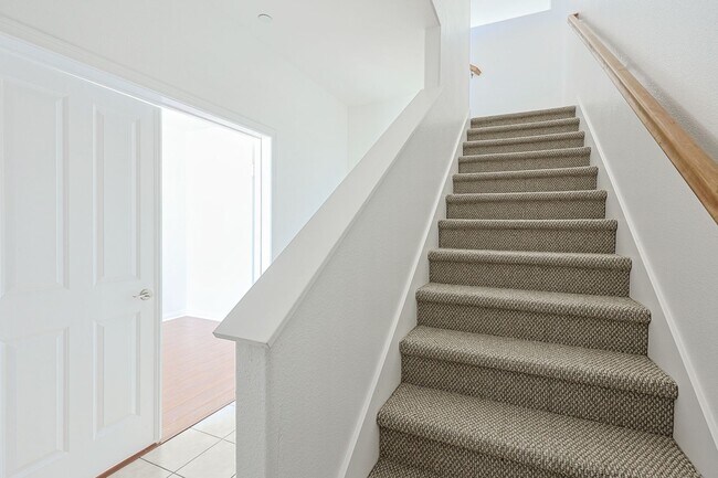 Building Photo - La Mesa 2BR + Office Room Townhome-Style Condo with 2-Car Garage Parking