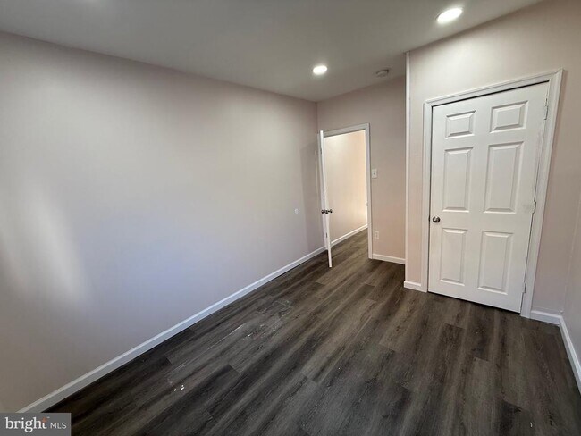 Building Photo - 2537 E Auburn St