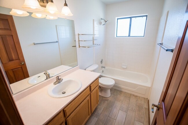 Building Photo - Large Home in Quiet Area, 3 Bedroom, 2 Bat...
