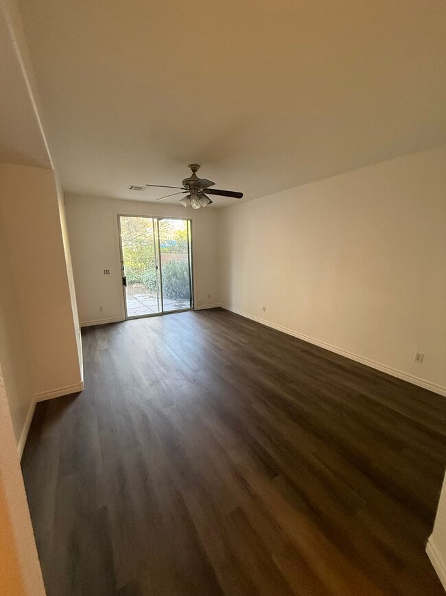 Building Photo - 985 Prestwick St