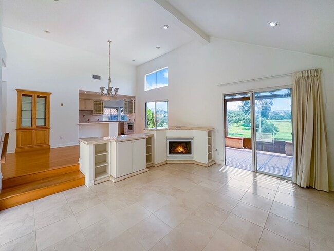 Building Photo - Gorgeous 2B+Office/2BA Townhouse w/ Golf C...
