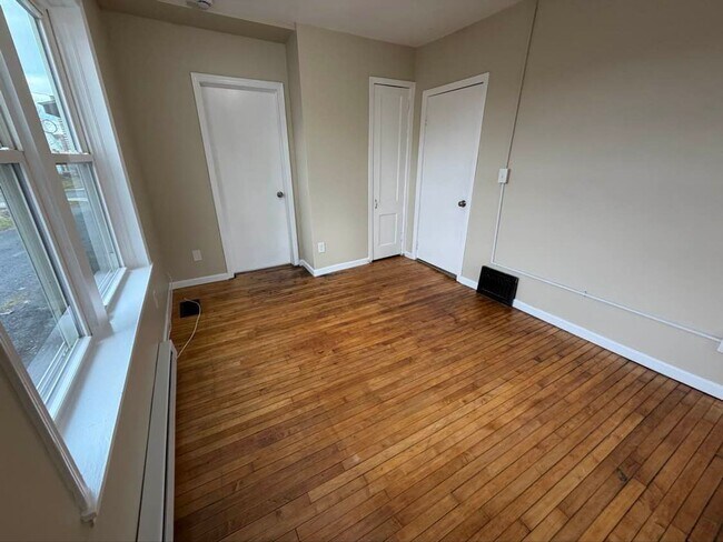 Building Photo - Gorgeous 1-bedroom, First floor! Apartment in quiet Pittsfield Street
