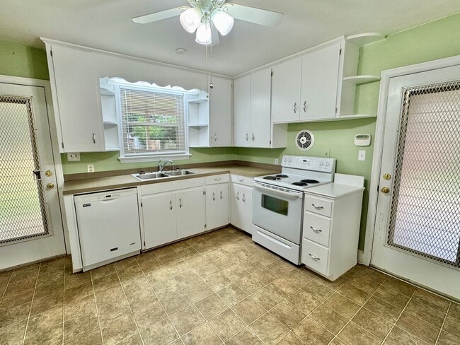 Building Photo - Charming 3 Bedroom / 1 Bath Home with Orig...