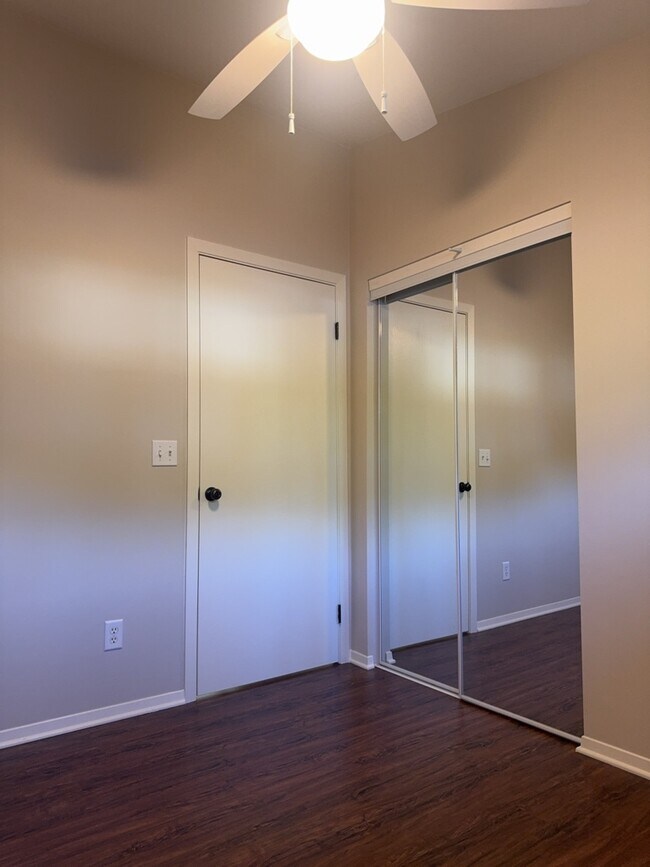 Building Photo - 3829 Eastway Dr