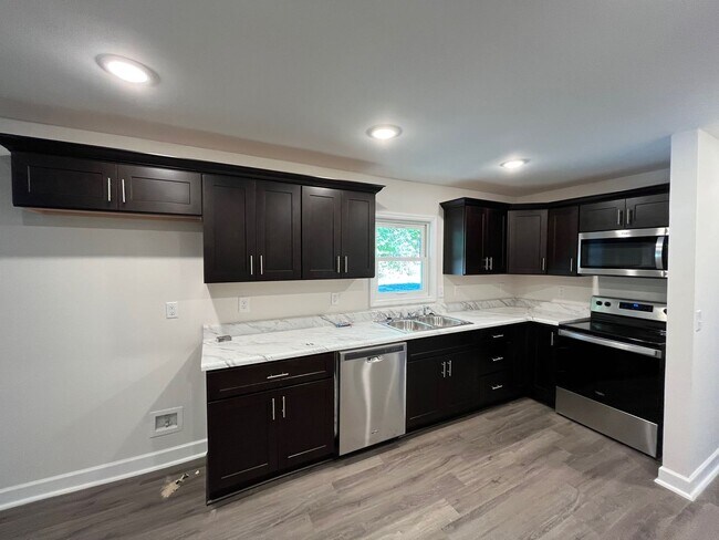 Building Photo - Private Wooded Views - Move-In Ready!