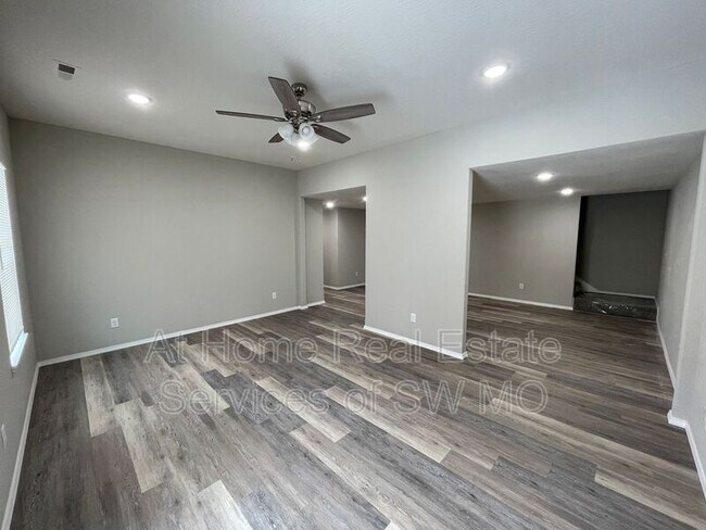 Building Photo - 656 S Southgate Dr