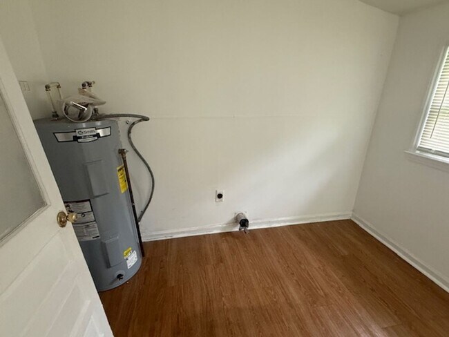 Building Photo - Three bedroom, 1 bath house in Burlington