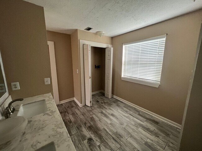 Building Photo - Spectacular 3 bedroom / 2 bath Single Family with a Golf Course!!!