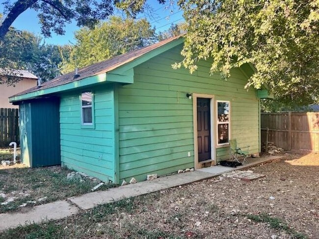 Building Photo - Two Homes / One Lot / Versatile Uses / Rem...