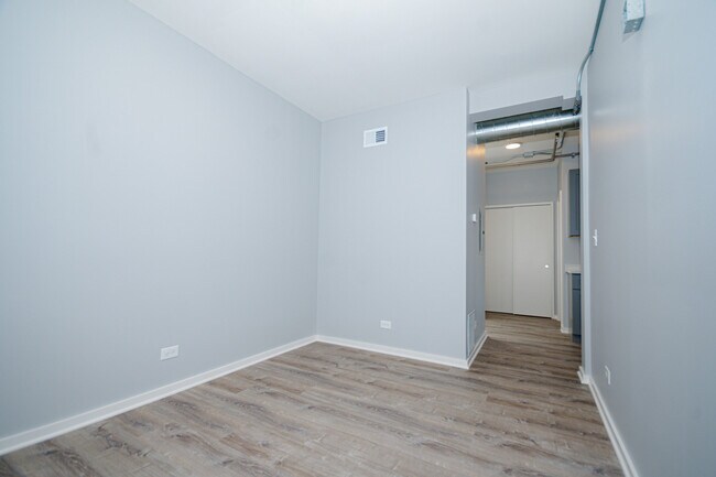Building Photo - 141 S Oak Park Ave