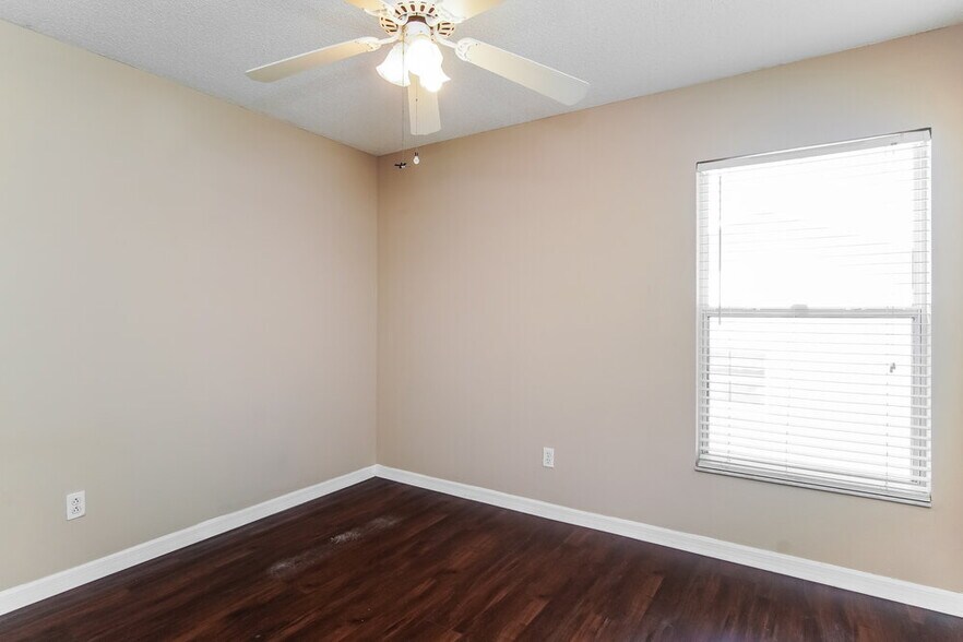 Building Photo - 12009 Woodglen Cir