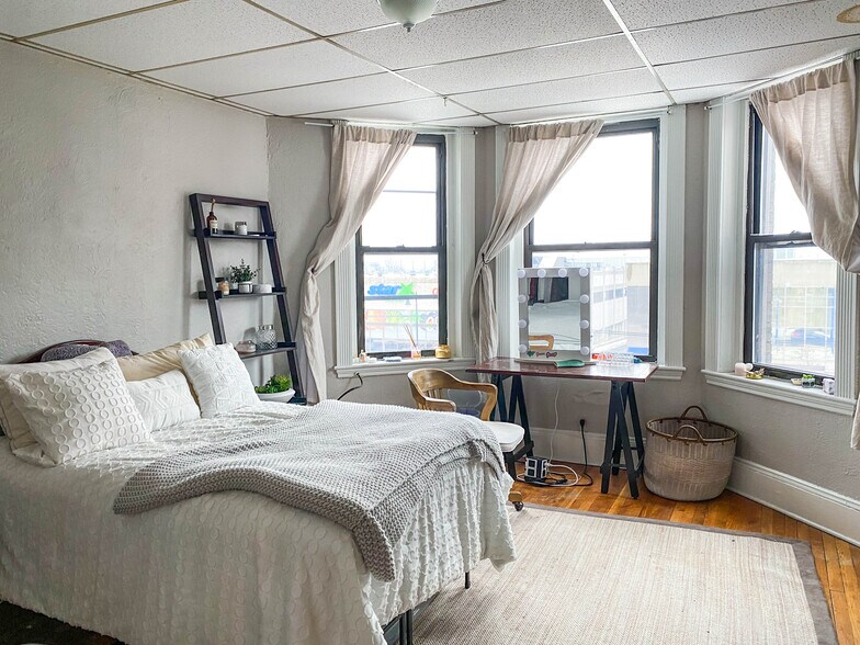 Building Photo - 1066 Commonwealth Ave