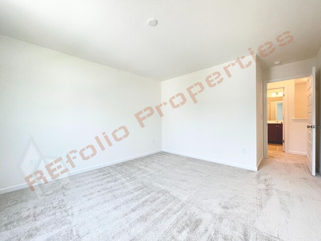 Building Photo - Gorgeous 5 Bedroom, 2.5 Bath Home with Fir...