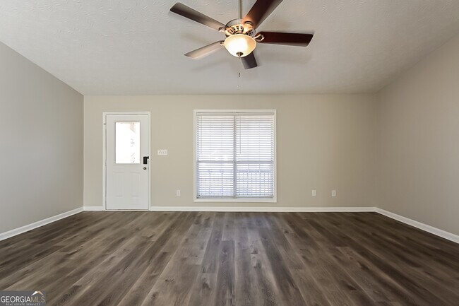 Building Photo - 561 Sunnyhill Dr