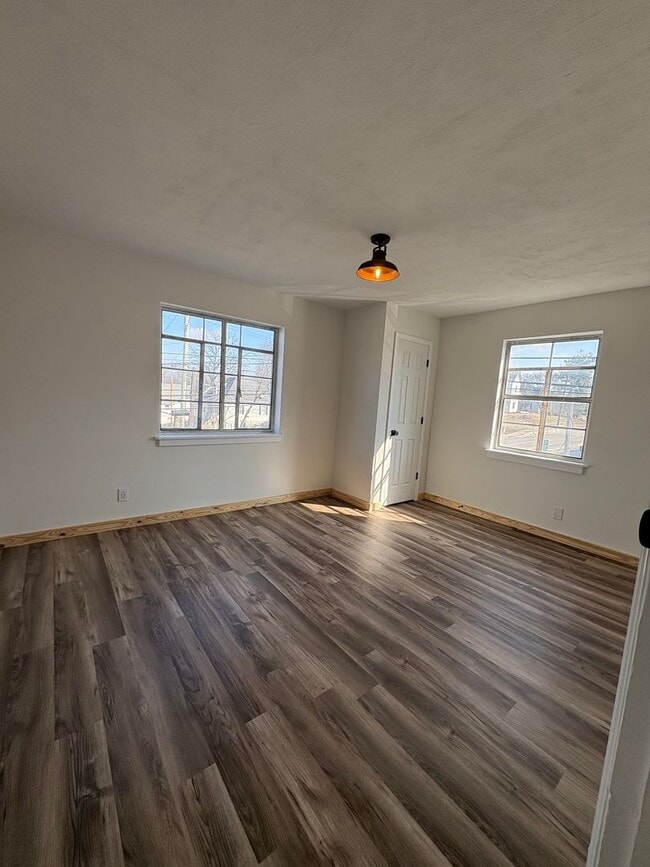 Building Photo - 502 W Lexington Ave