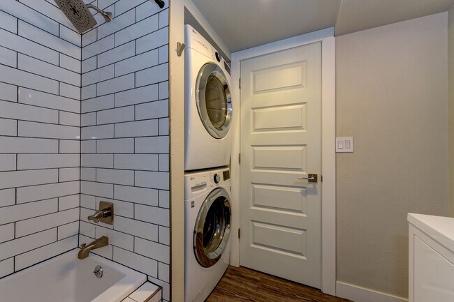 Building Photo - PRICE DROP!!!!! 2 Bedroom Condo in Great Location with Pool and Underground Parking!!