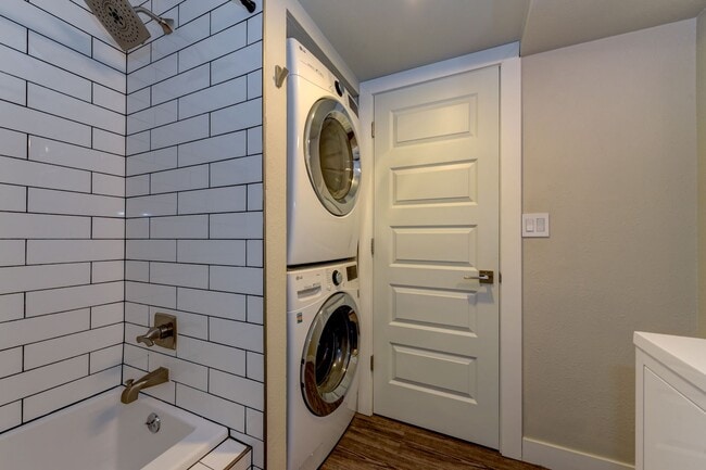 Building Photo - PRICE DROP! + MOVE IN SPECIAL!! 2 Bedroom Condo in Great Location with Pool and Underground Parking!