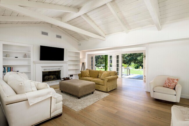 Building Photo - 696 Ladera Ln