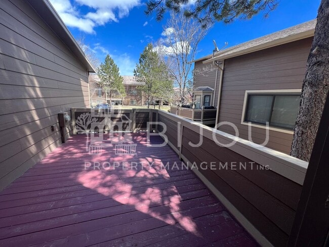 Building Photo - Spacious Rockrimmon Townhome