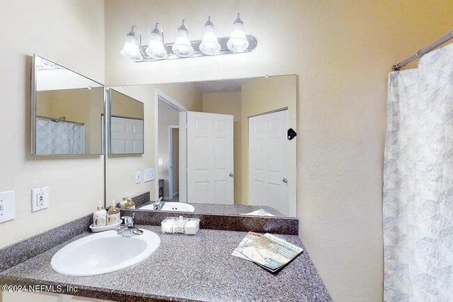 Building Photo - 13703 Richmond Park Dr N