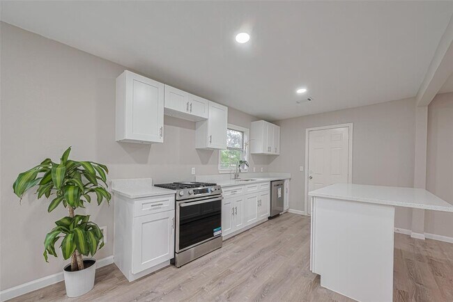 Building Photo - 7702 Darnay Dr